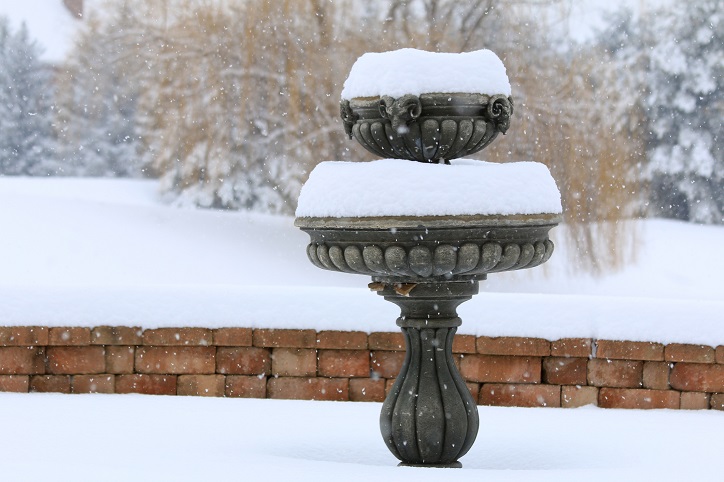 fontanna pokryta śniegiem